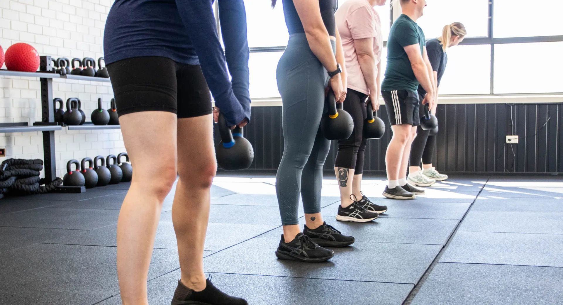 People lifting kattlebell